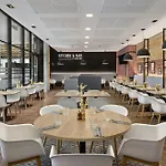 Courtyard By Marriott Airport Отель