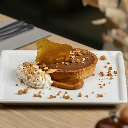 Courtyard By Marriott Airport