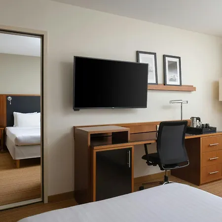 Courtyard By Marriott Airport