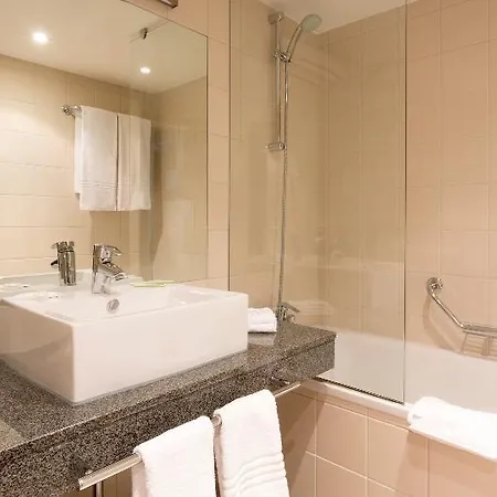 Hotell Courtyard By Marriott Airport 4*