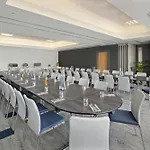 Courtyard By Marriott Airport מלון
