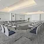 מלון Courtyard By Marriott Airport 4*