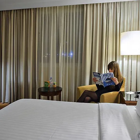 Отель Courtyard By Marriott Airport Тулуза