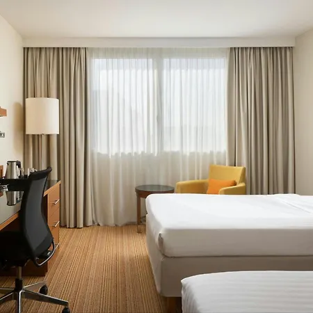 Courtyard By Marriott Airport