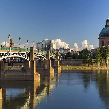 Courtyard By Marriott Airport