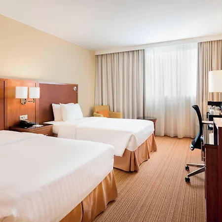 Hotel Courtyard By Marriott Airport
