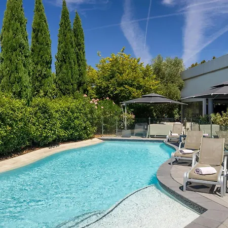 Courtyard By Marriott Airport Hotel