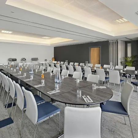Courtyard By Marriott Airport Отель