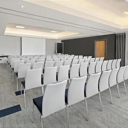 Отель Courtyard By Marriott Airport 4*