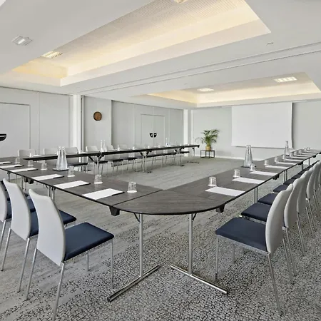 Отель Courtyard By Marriott Airport 4*