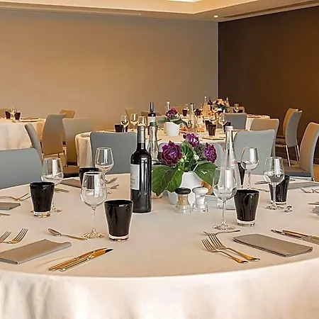 Courtyard By Marriott Airport Hotel