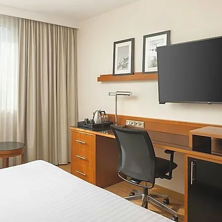 Hotel Courtyard By Marriott Airport 4*