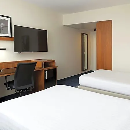 Courtyard By Marriott Airport