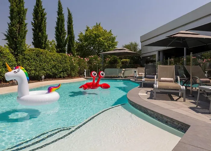 Courtyard By Marriott Airport Hotel