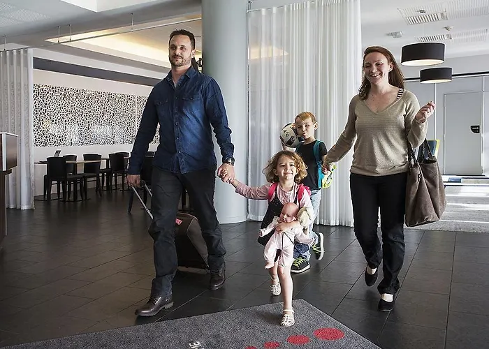 Courtyard By Marriott Airport