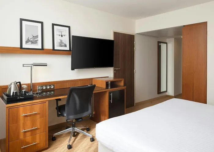 Отель Courtyard By Marriott Airport 4*