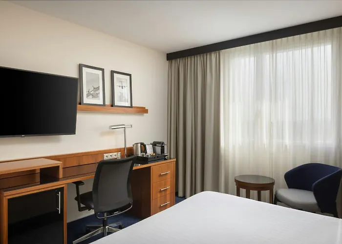 Courtyard By Marriott Airport Отель 4*