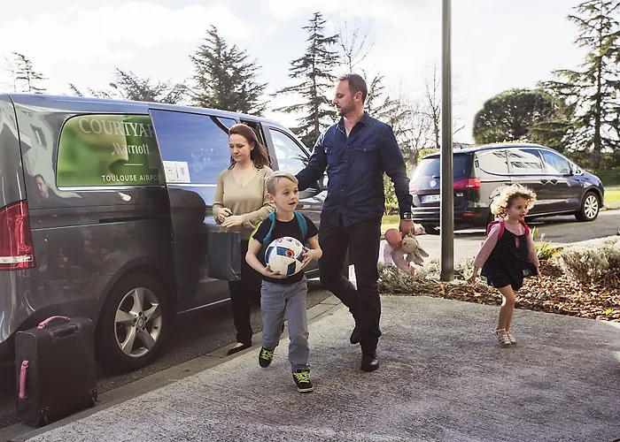 Courtyard By Marriott Airport Отель