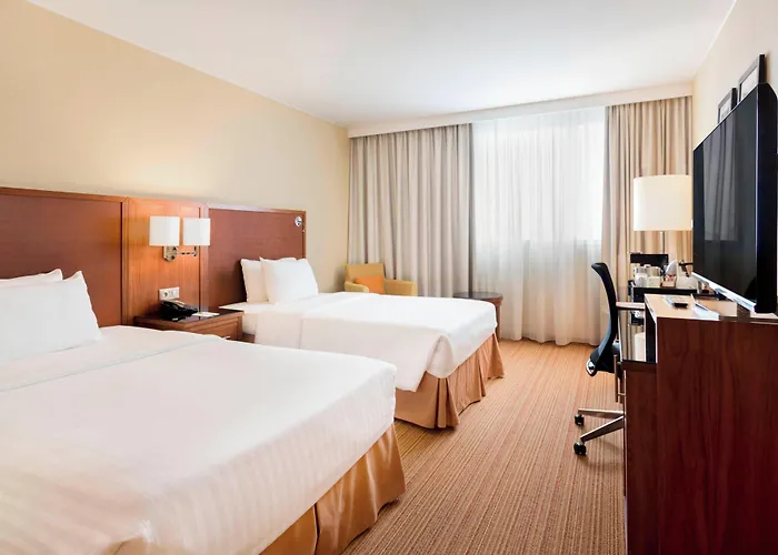 Отель Courtyard By Marriott Airport