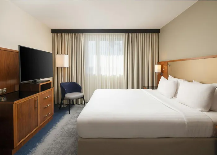 Hotel Courtyard By Marriott Airport