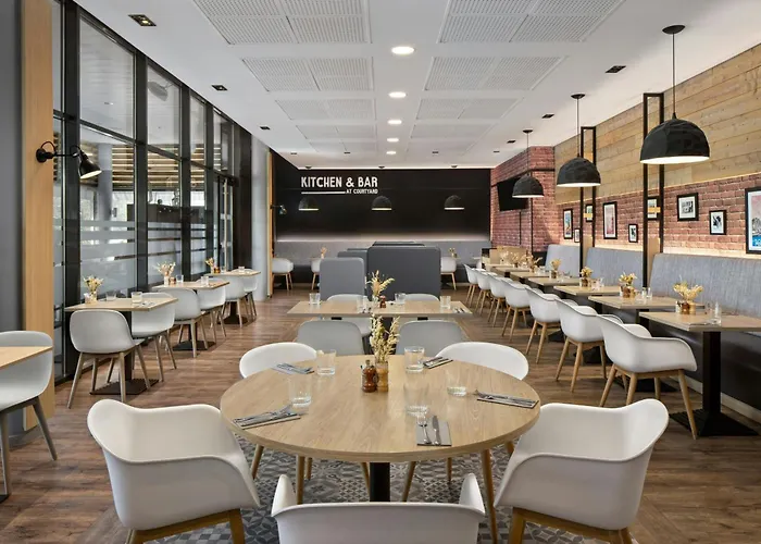 Courtyard By Marriott Airport Hotel