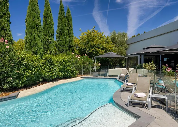 Courtyard By Marriott Airport Hotel