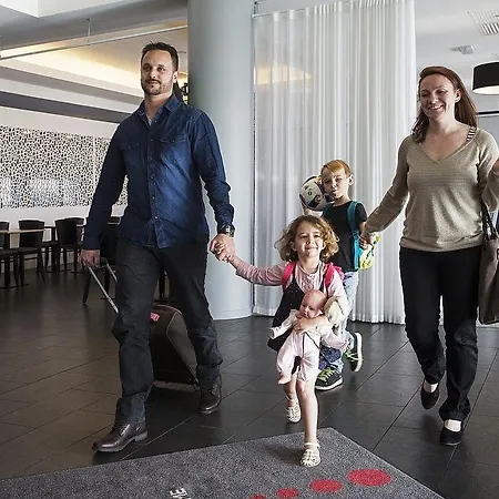 Courtyard By Marriott Airport