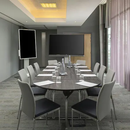 Hotell Courtyard By Marriott Airport 4*