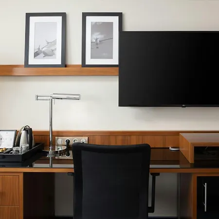 Отель Courtyard By Marriott Airport Тулуза