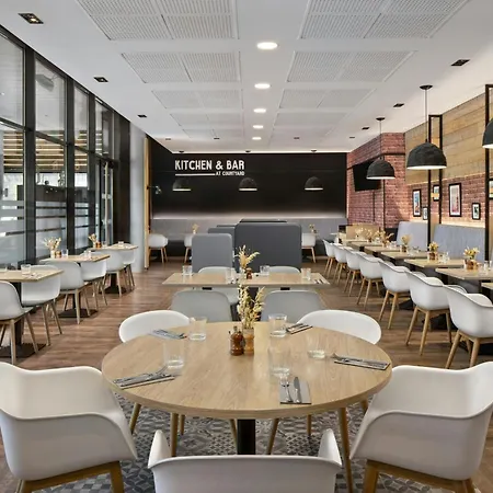 Courtyard By Marriott Airport Hotell