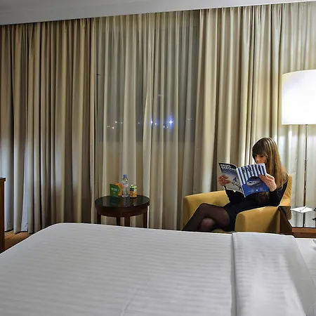 Courtyard By Marriott Airport Отель 4*