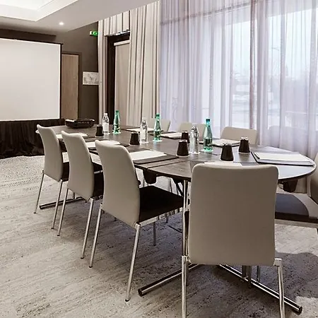 Courtyard By Marriott Airport Hotel