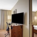 Hotel Courtyard By Marriott Airport