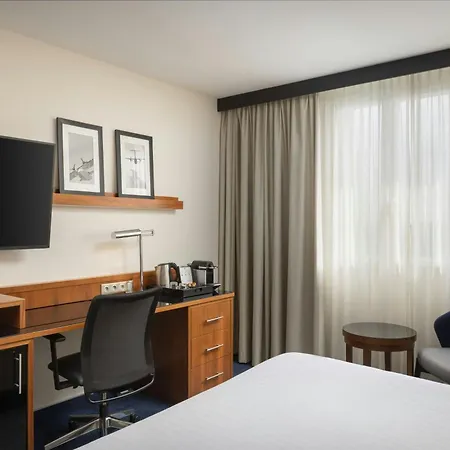 Courtyard By Marriott Airport Hotel 4*