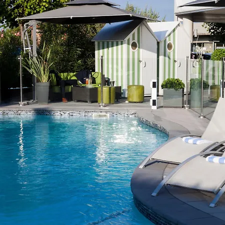 Courtyard By Marriott Airport Hotel