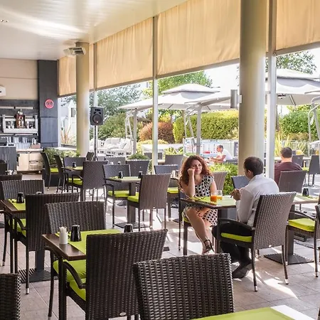 Courtyard By Marriott Airport Hotel 4*