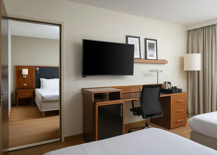 Courtyard By Marriott Airport